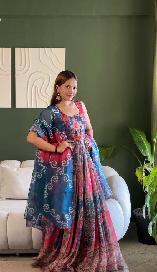 Kleid aus Georgette-Imitat mit üppiger Paillettenstickerei