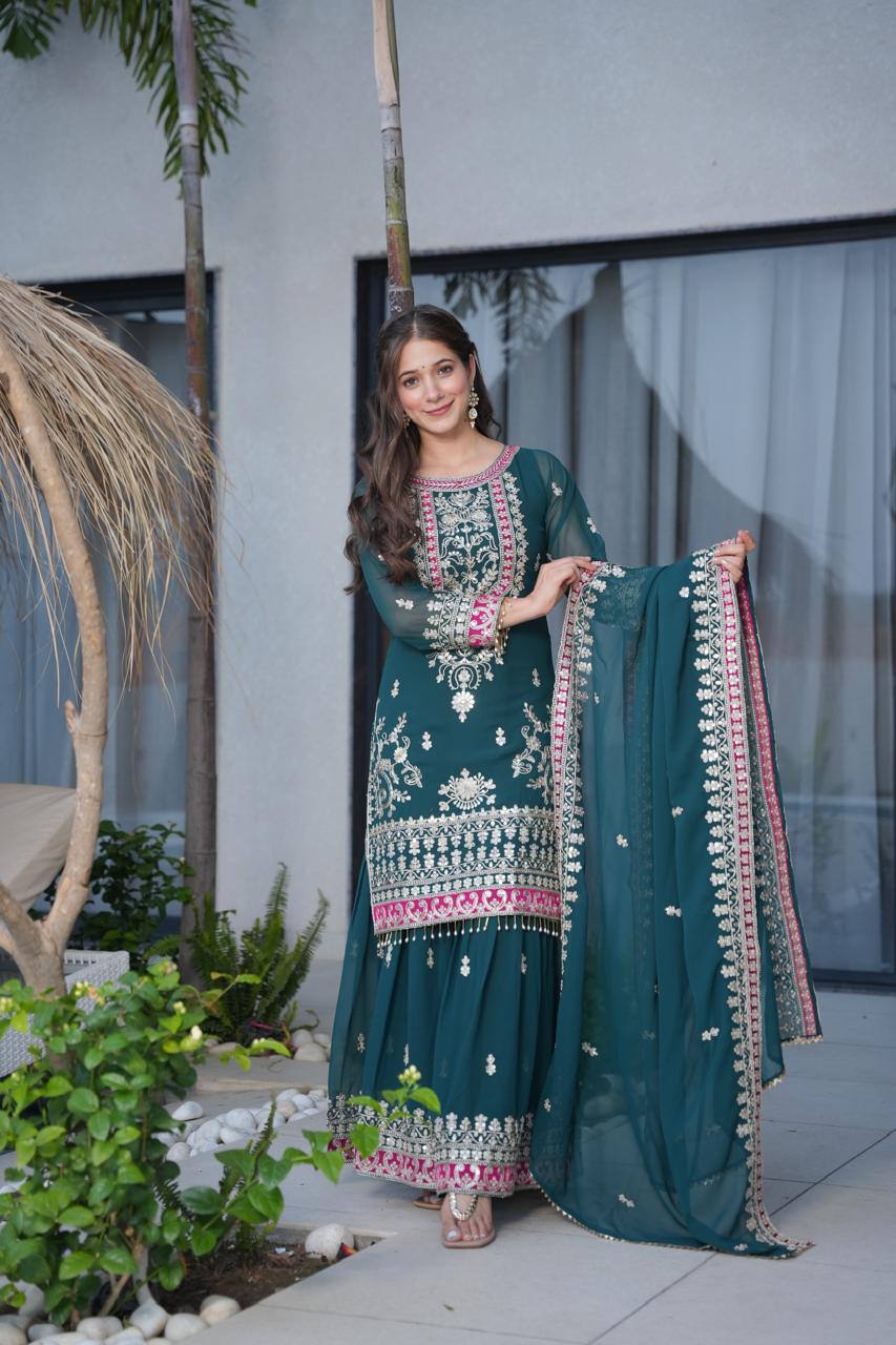 Kleid aus Georgette-Imitat mit üppiger Paillettenstickerei