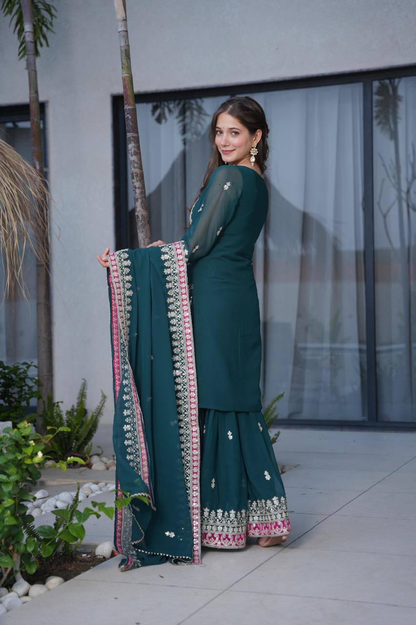 Kleid aus Georgette-Imitat mit üppiger Paillettenstickerei