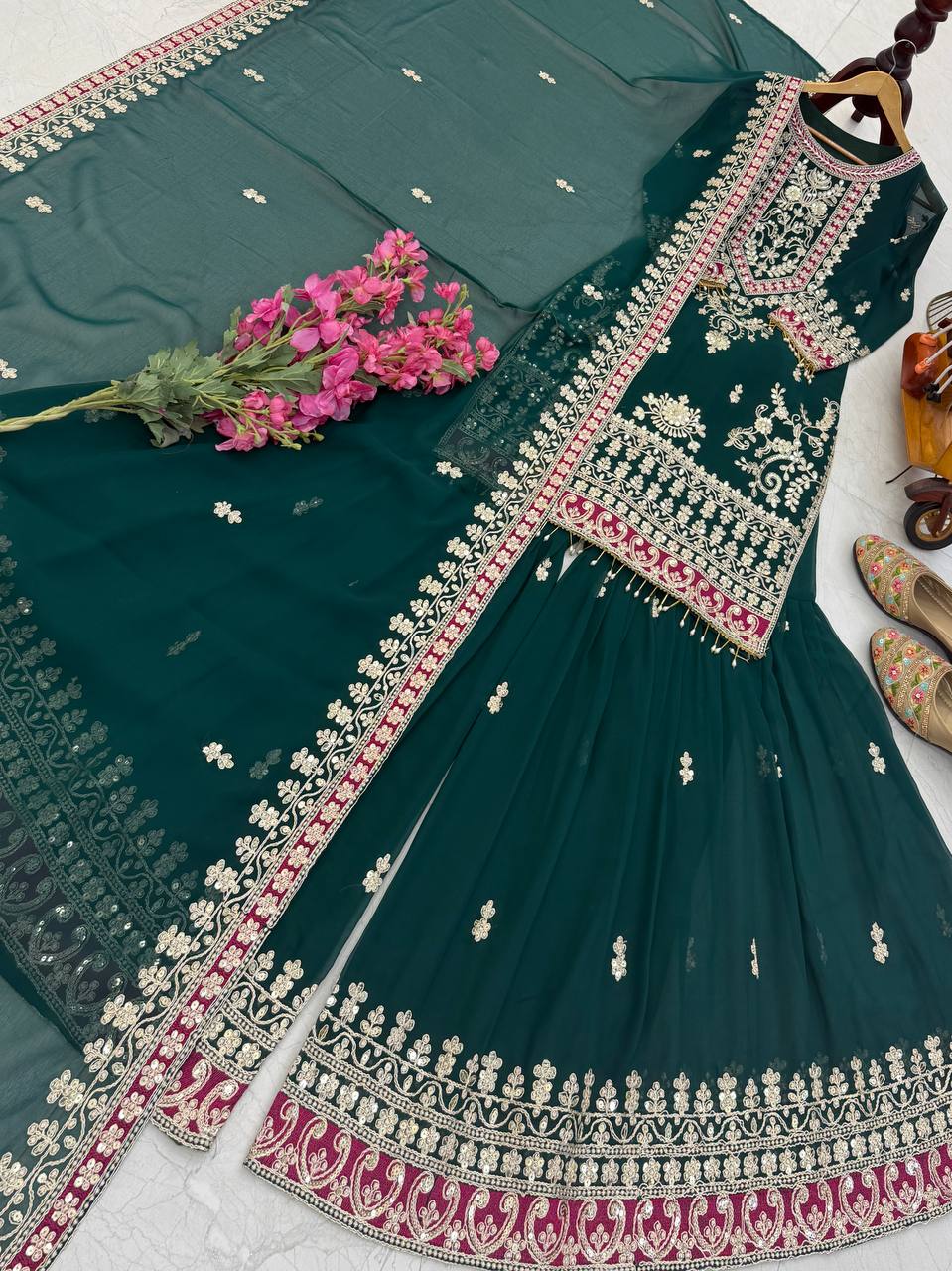 Kleid aus Georgette-Imitat mit üppiger Paillettenstickerei