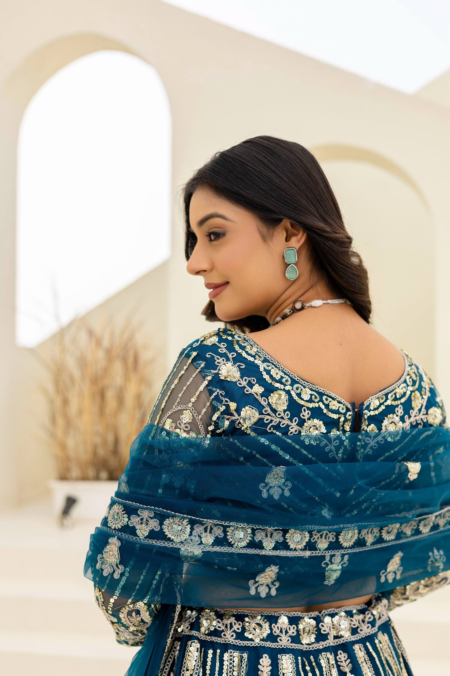 Sehen Sie umwerfend aus in diesem wunderschönen cremefarbenen Lehenga-Set