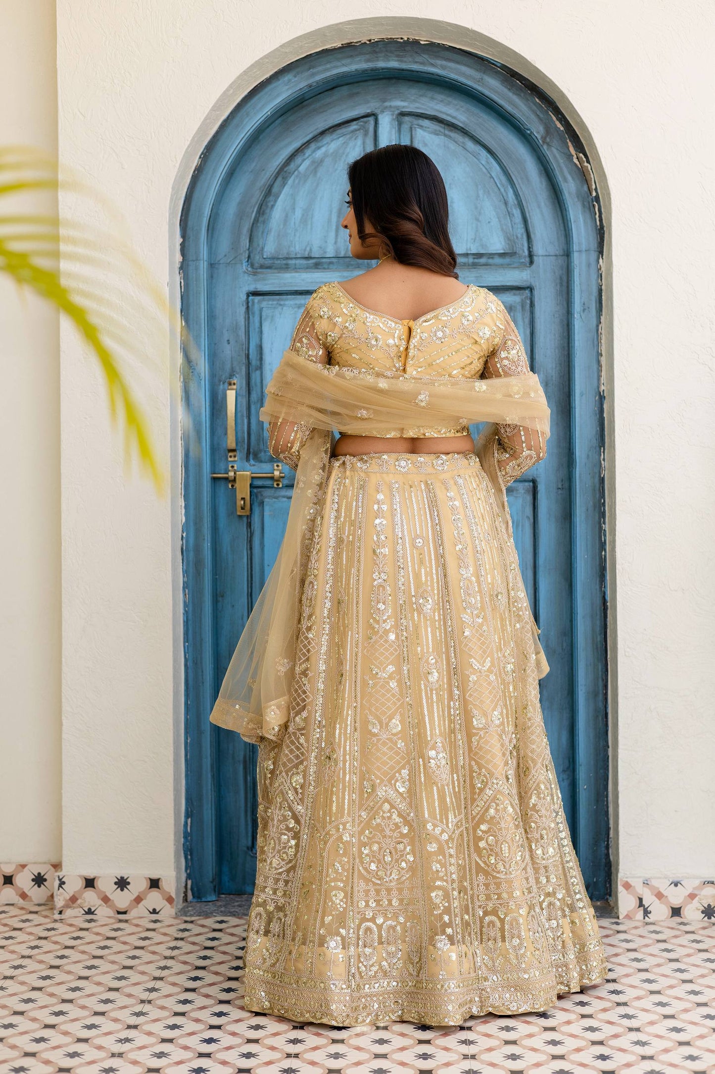 Sehen Sie umwerfend aus in diesem wunderschönen cremefarbenen Lehenga-Set