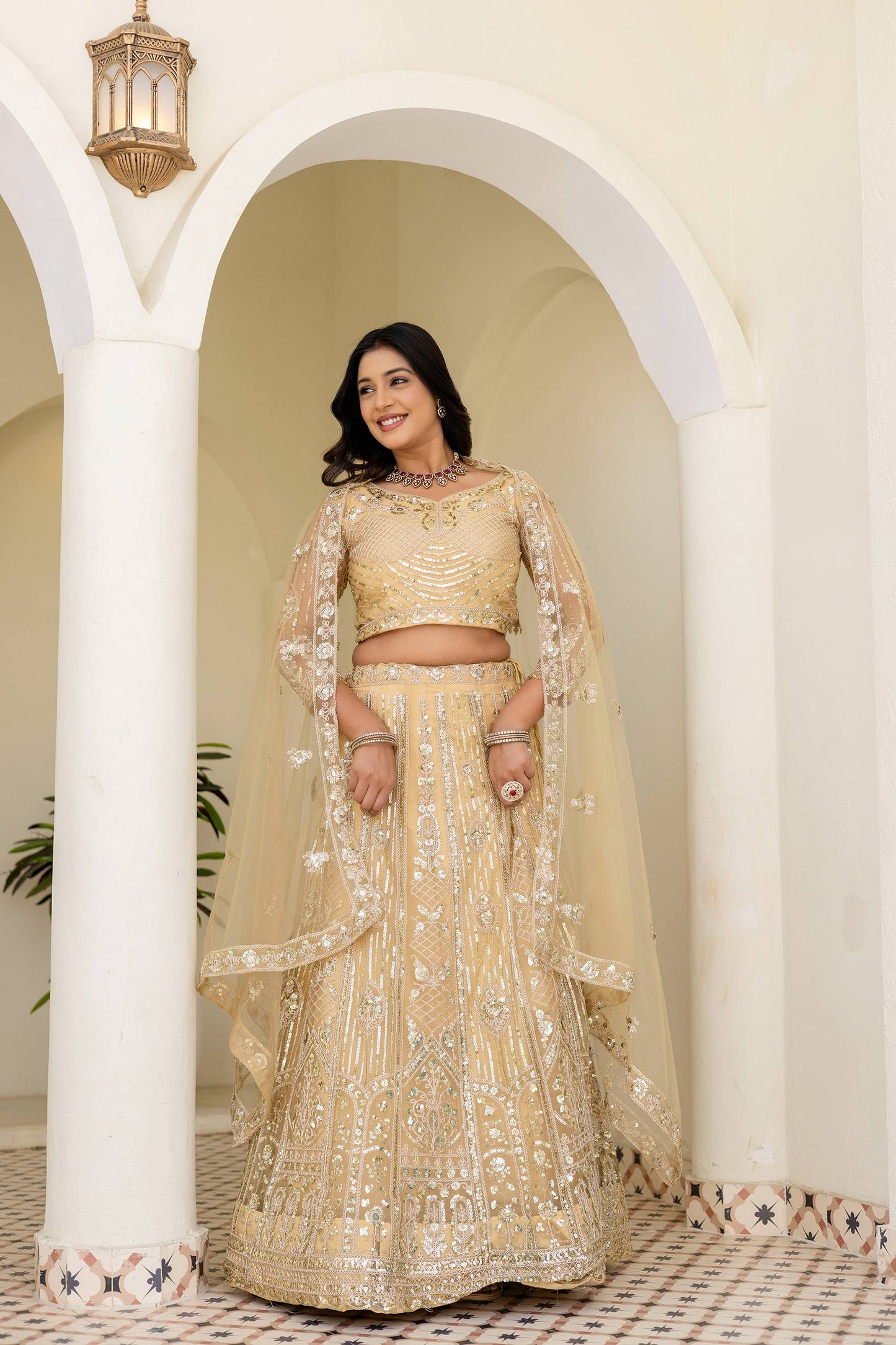 Sehen Sie umwerfend aus in diesem wunderschönen cremefarbenen Lehenga-Set