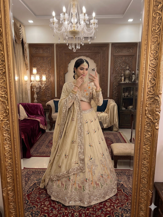 Sehen Sie umwerfend aus in diesem wunderschönen cremefarbenen Lehenga-Set