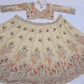 Sehen Sie umwerfend aus in diesem wunderschönen cremefarbenen Lehenga-Set