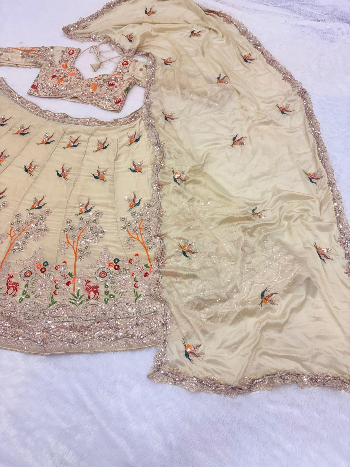 Sehen Sie umwerfend aus in diesem wunderschönen cremefarbenen Lehenga-Set