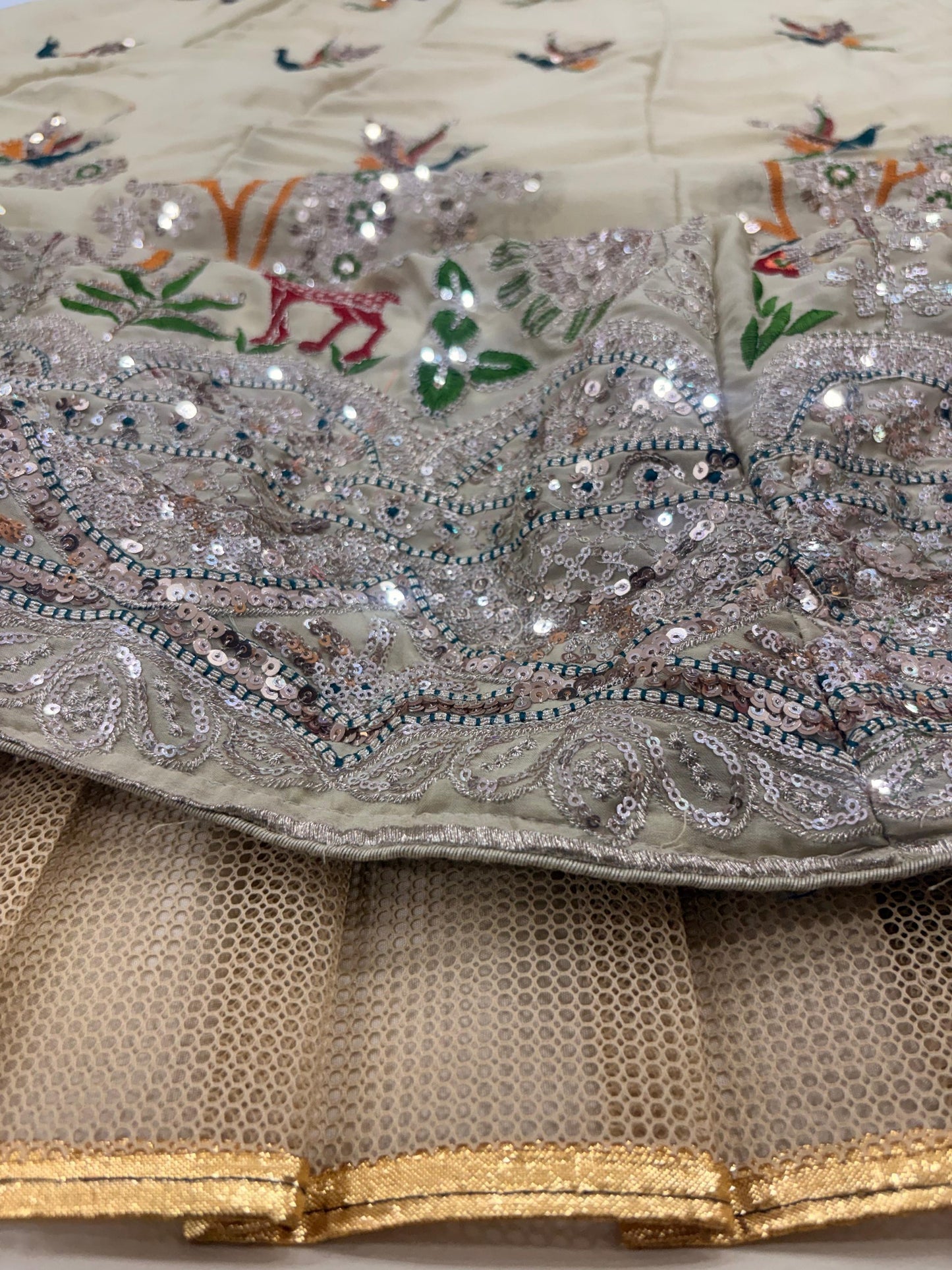 Sehen Sie umwerfend aus in diesem wunderschönen cremefarbenen Lehenga-Set