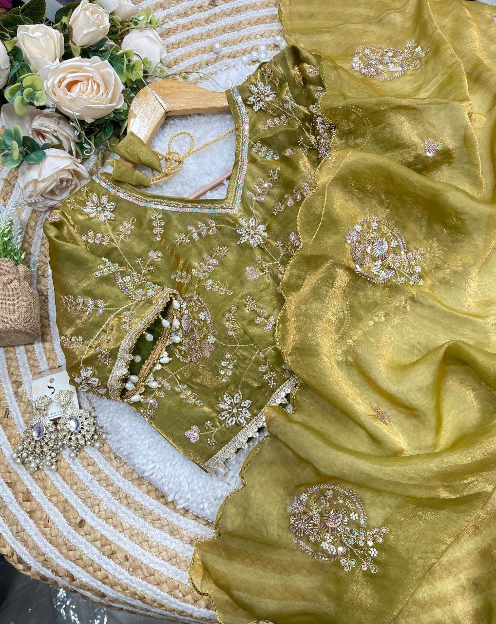 Very Soft nd Elegant rich look space silk fabric saree