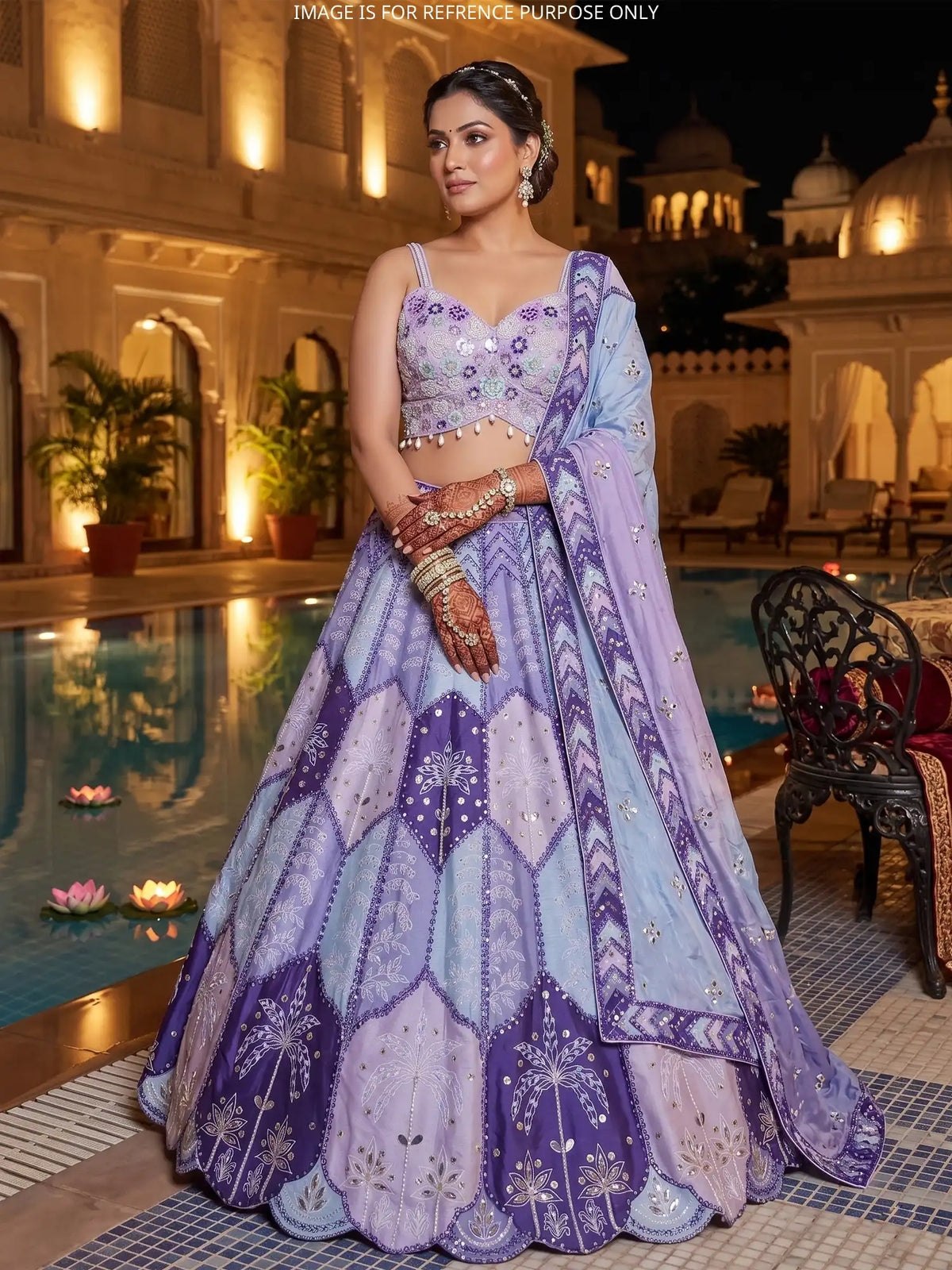 Sehen Sie umwerfend aus in diesem wunderschönen cremefarbenen Lehenga-Set