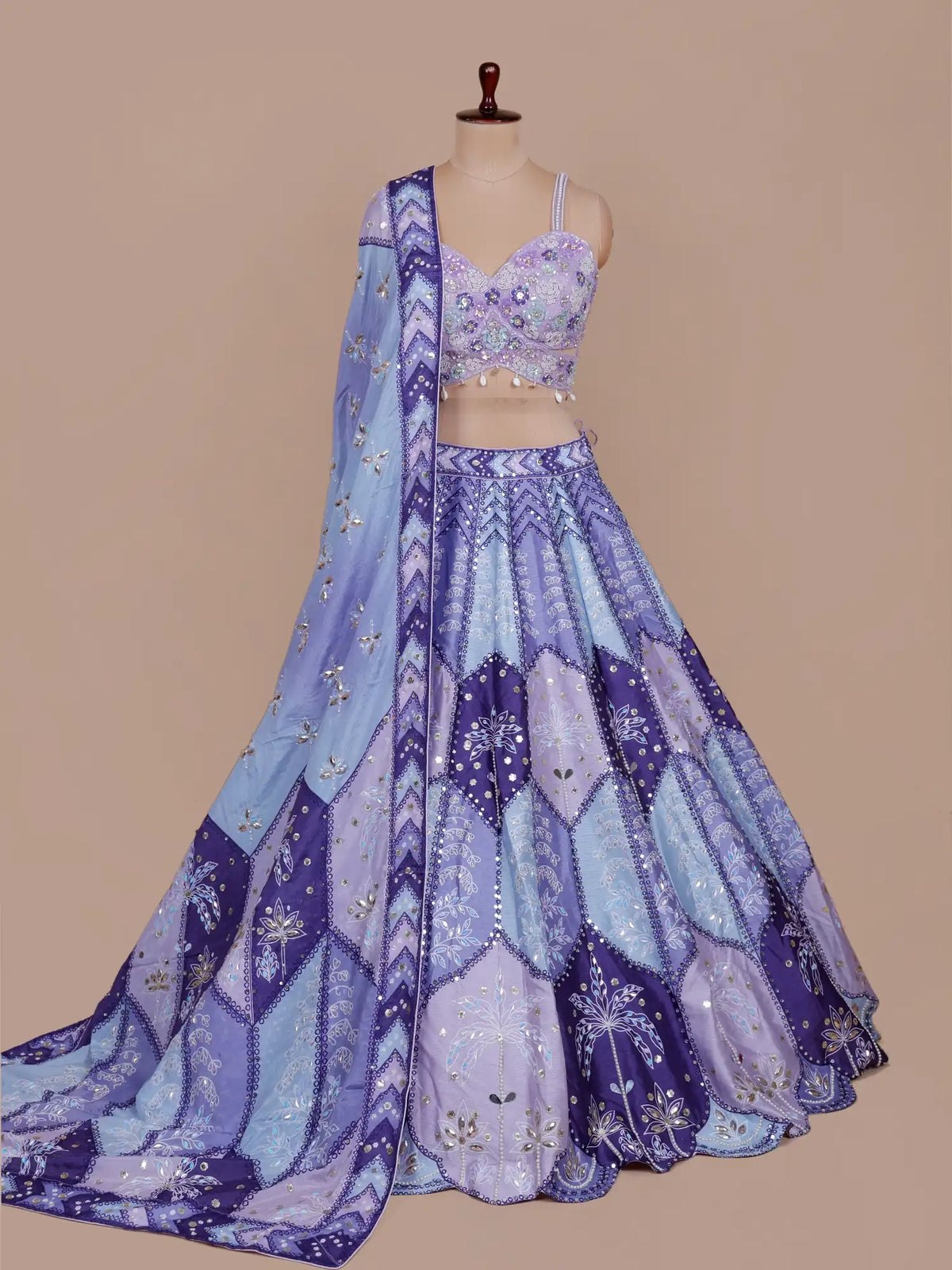 Sehen Sie umwerfend aus in diesem wunderschönen cremefarbenen Lehenga-Set