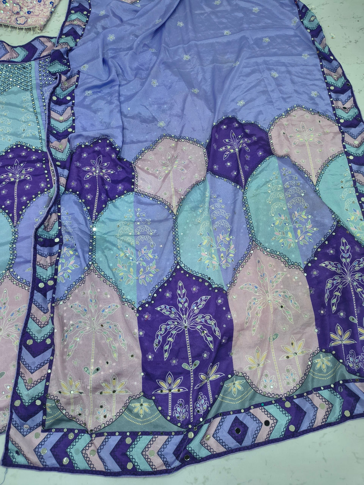 Sehen Sie umwerfend aus in diesem wunderschönen cremefarbenen Lehenga-Set