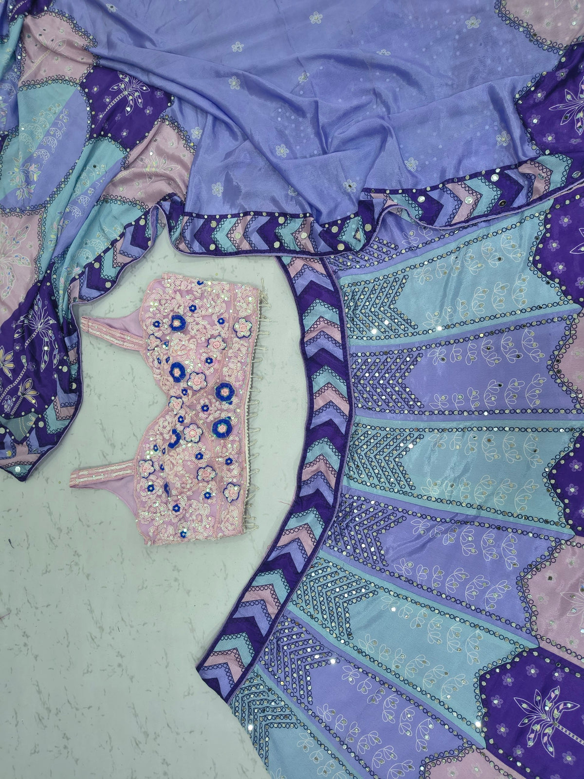 Sehen Sie umwerfend aus in diesem wunderschönen cremefarbenen Lehenga-Set