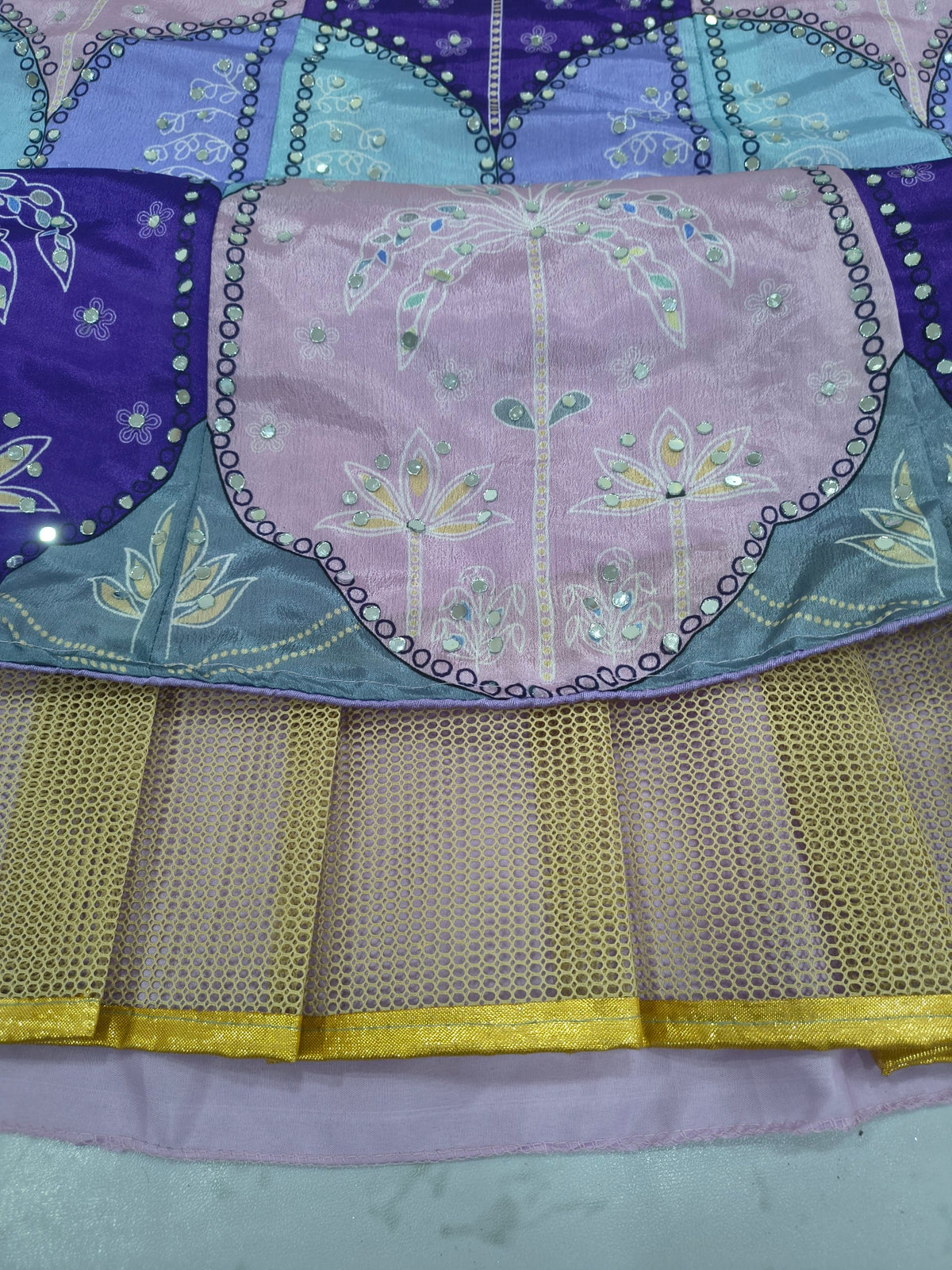 Sehen Sie umwerfend aus in diesem wunderschönen cremefarbenen Lehenga-Set