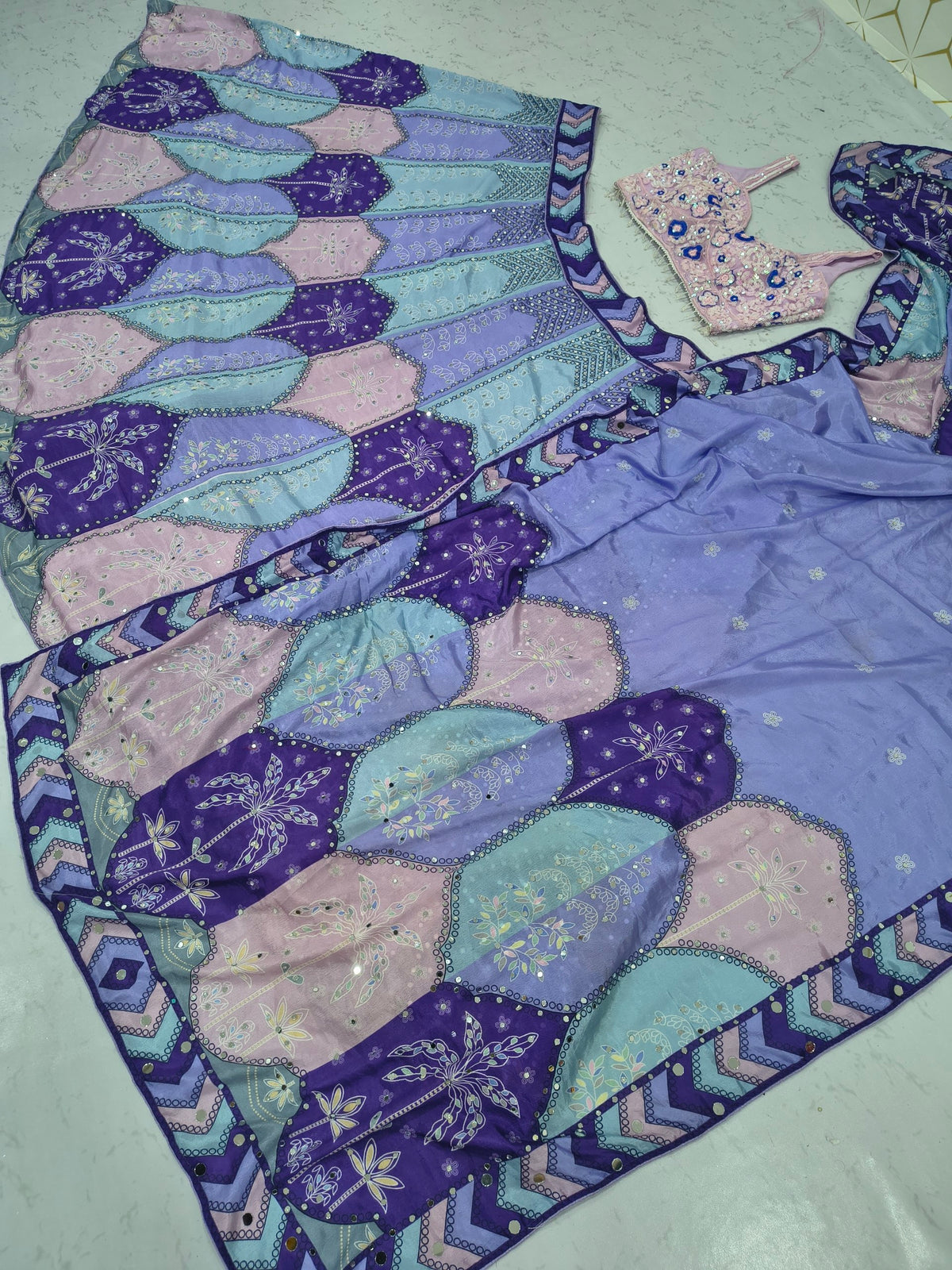 Sehen Sie umwerfend aus in diesem wunderschönen cremefarbenen Lehenga-Set