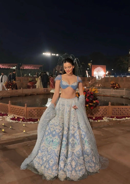 Sehen Sie umwerfend aus in diesem wunderschönen cremefarbenen Lehenga-Set