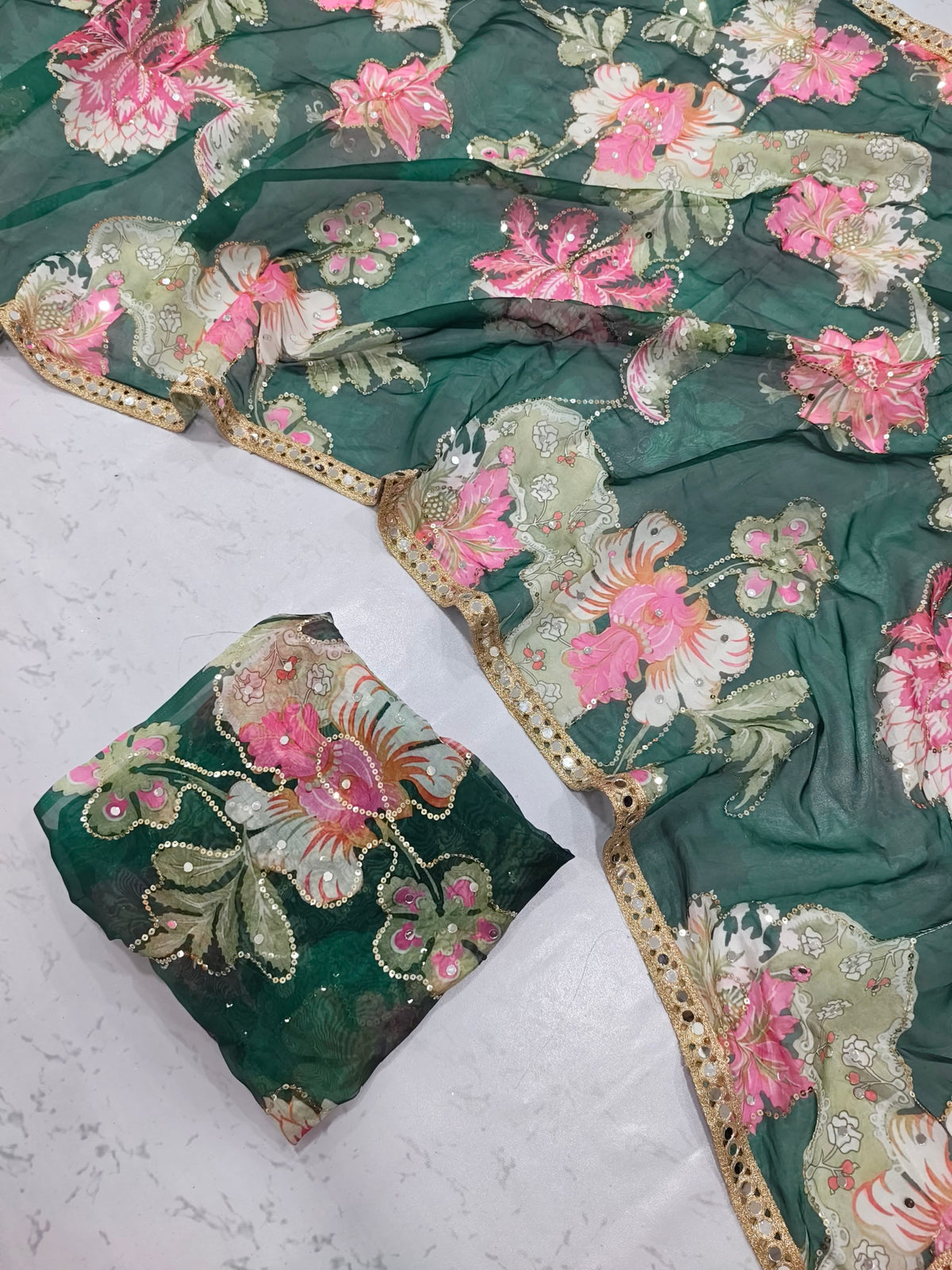 Suche jemanden für einen schönen Sari in der gleichen Farbe