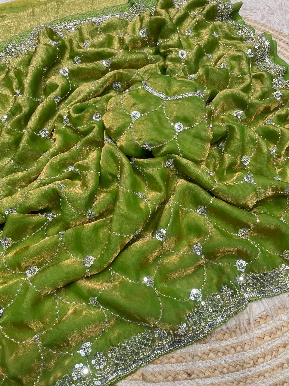 Suche jemanden für einen schönen Sari in der gleichen Farbe