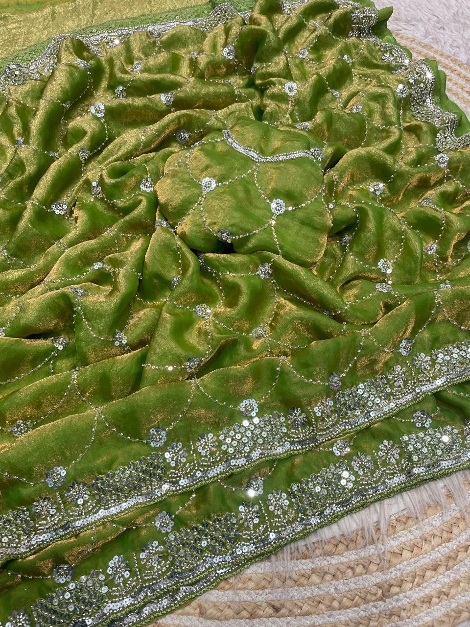 Suche jemanden für einen schönen Sari in der gleichen Farbe