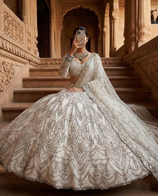 Sehen Sie umwerfend aus in diesem wunderschönen cremefarbenen Lehenga-Set