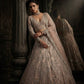Sehen Sie umwerfend aus in diesem wunderschönen cremefarbenen Lehenga-Set