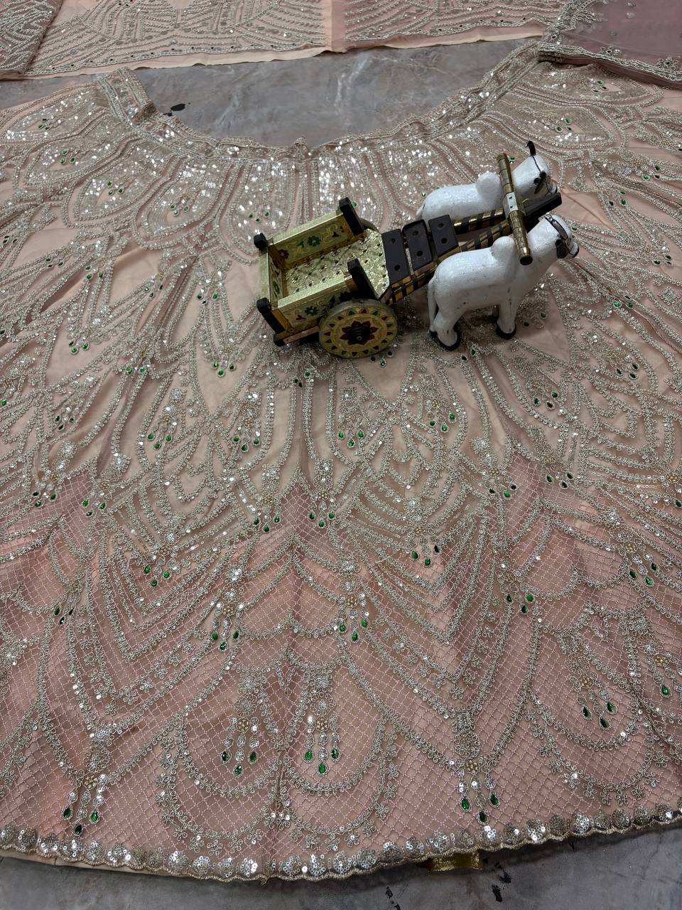 Sehen Sie umwerfend aus in diesem wunderschönen cremefarbenen Lehenga-Set