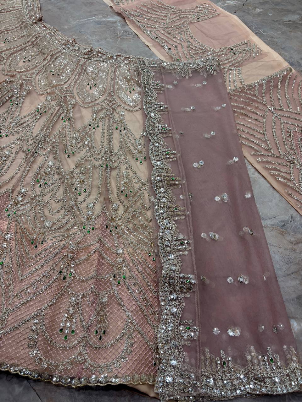 Sehen Sie umwerfend aus in diesem wunderschönen cremefarbenen Lehenga-Set