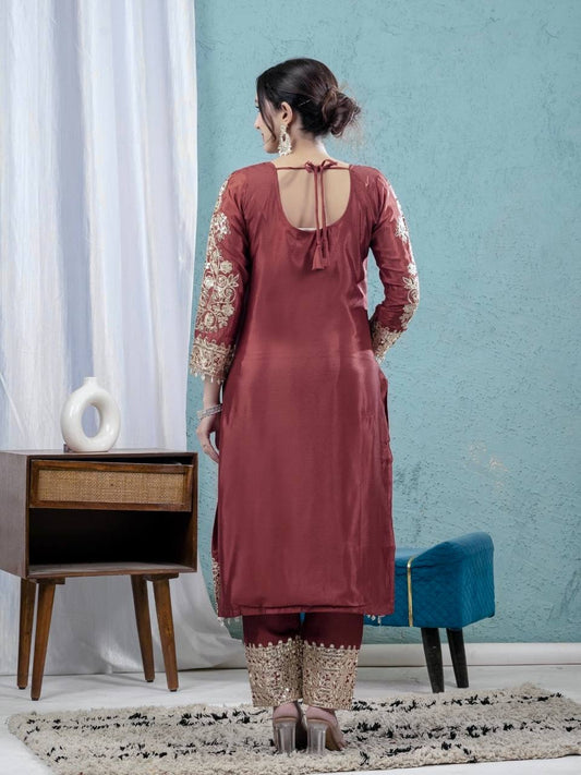 Kleid aus Georgette-Imitat mit üppiger Paillettenstickerei