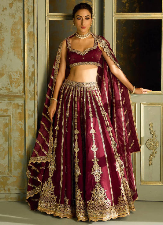 Soyez magnifique dans ce magnifique ensemble lehenga blanc cassé