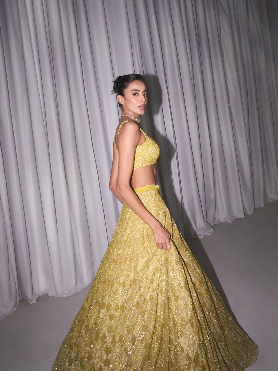 Einführung eines 4 Meter ausgestellten Coding Sequins Work Lehenga