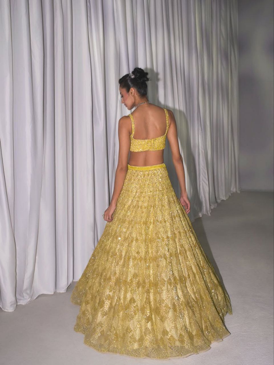 Einführung eines 4 Meter ausgestellten Coding Sequins Work Lehenga