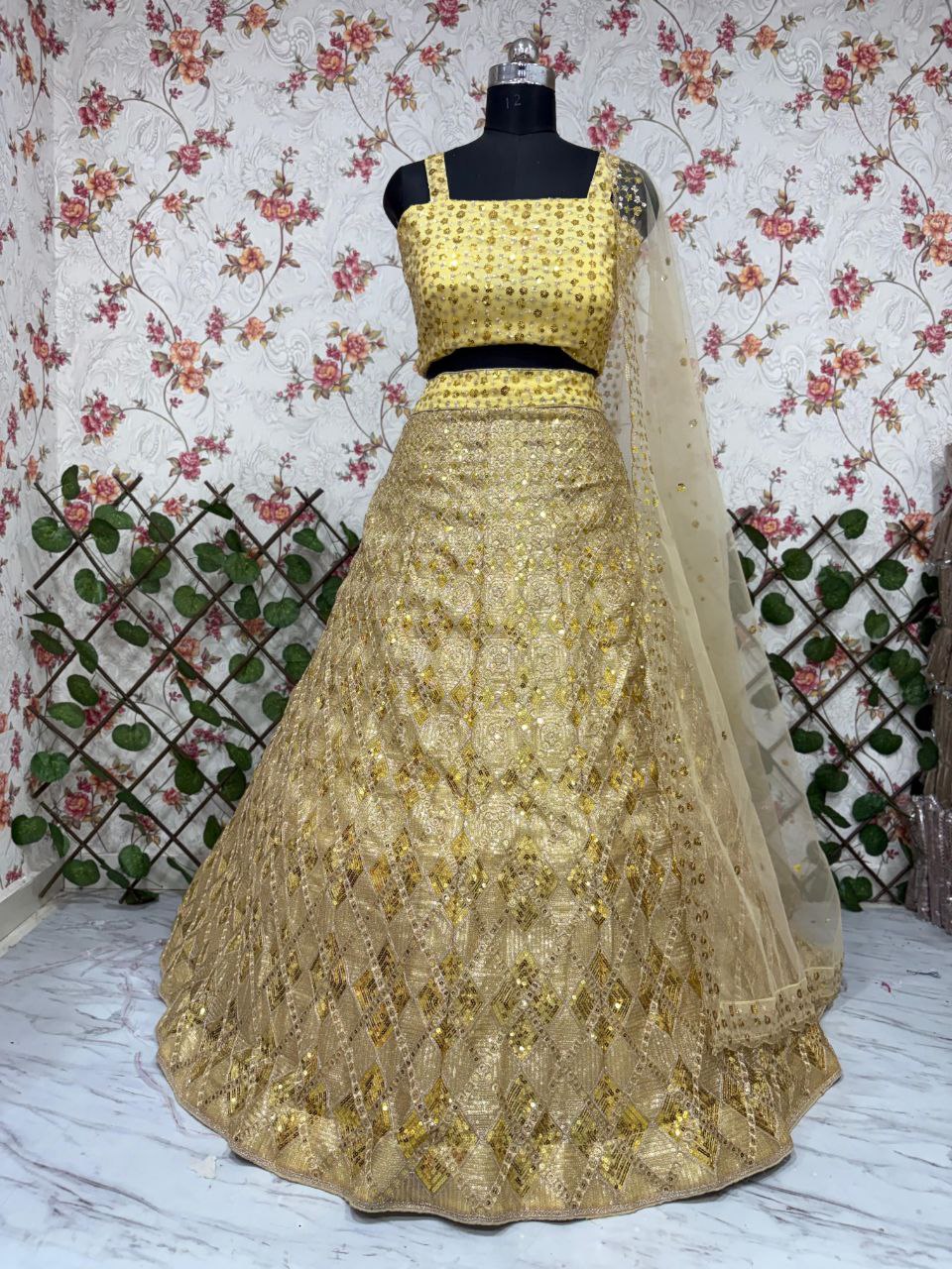 Einführung eines 4 Meter ausgestellten Coding Sequins Work Lehenga