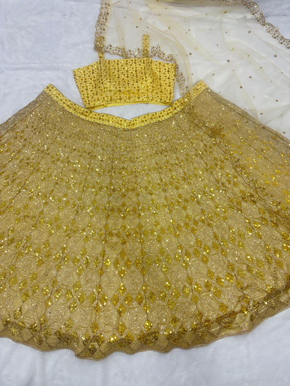 Einführung eines 4 Meter ausgestellten Coding Sequins Work Lehenga