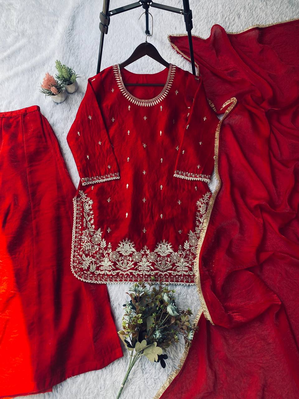 Kleid aus Georgette-Imitat mit üppiger Paillettenstickerei