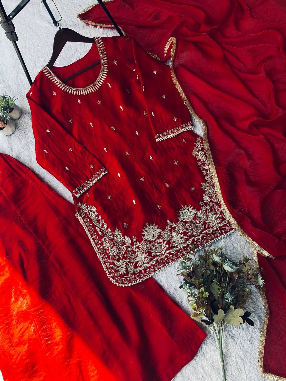 Kleid aus Georgette-Imitat mit üppiger Paillettenstickerei