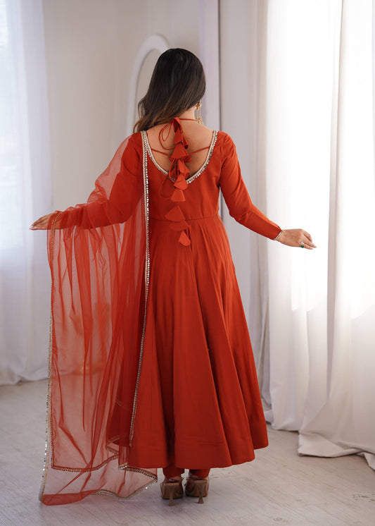 Kleid aus Georgette-Imitat mit üppiger Paillettenstickerei