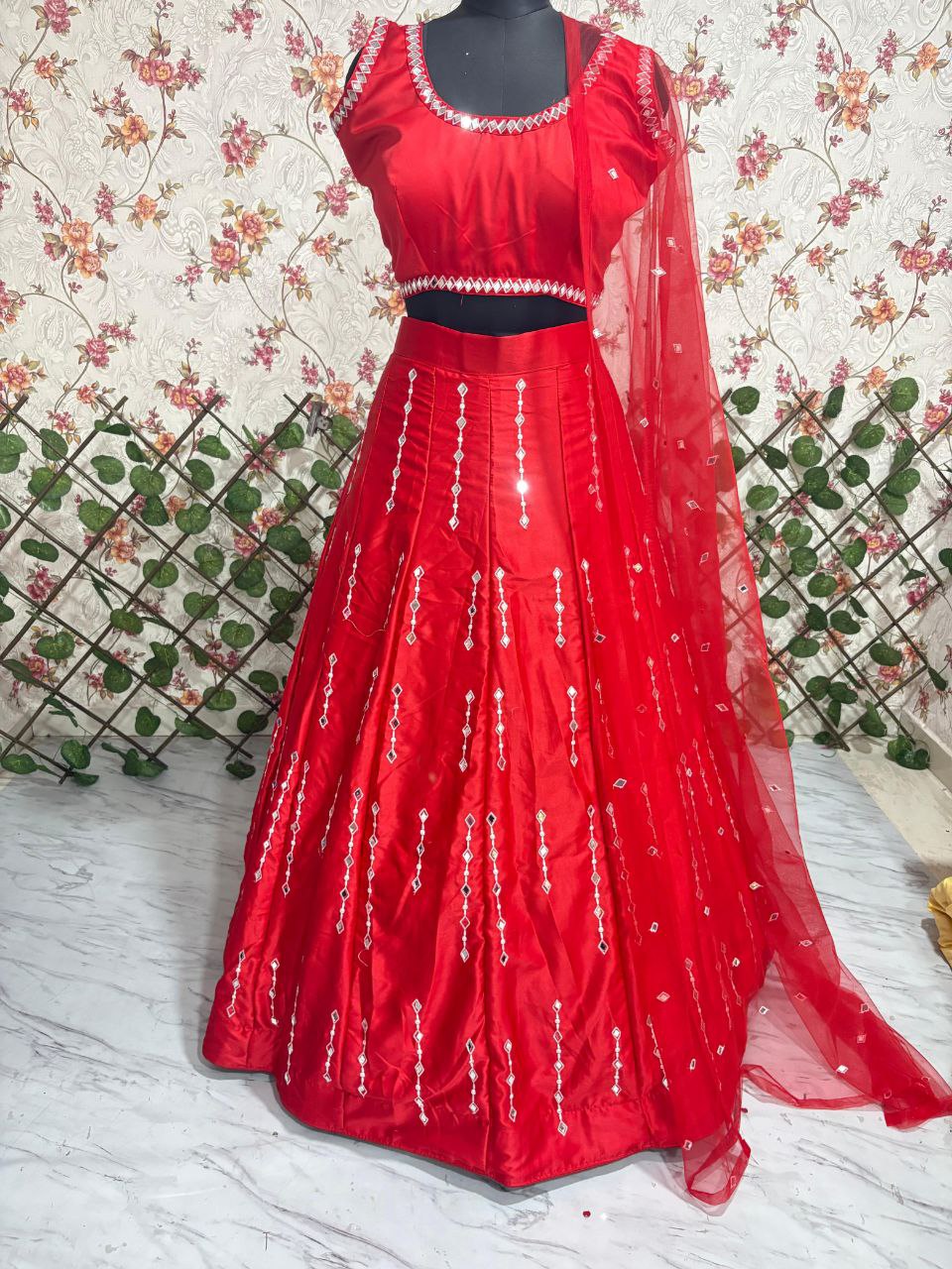 Einführung eines 4 Meter ausgestellten Coding Sequins Work Lehenga