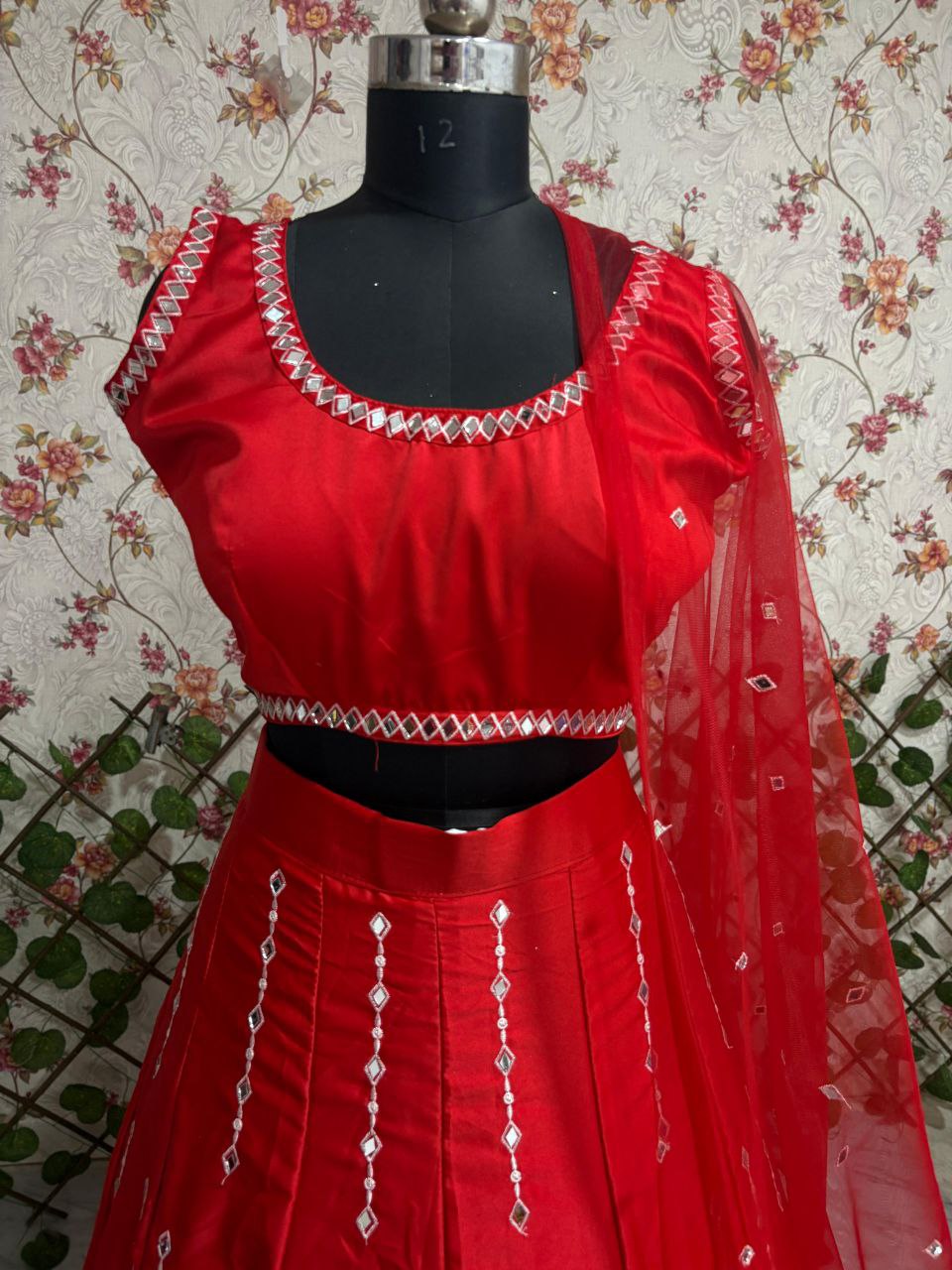 Einführung eines 4 Meter ausgestellten Coding Sequins Work Lehenga