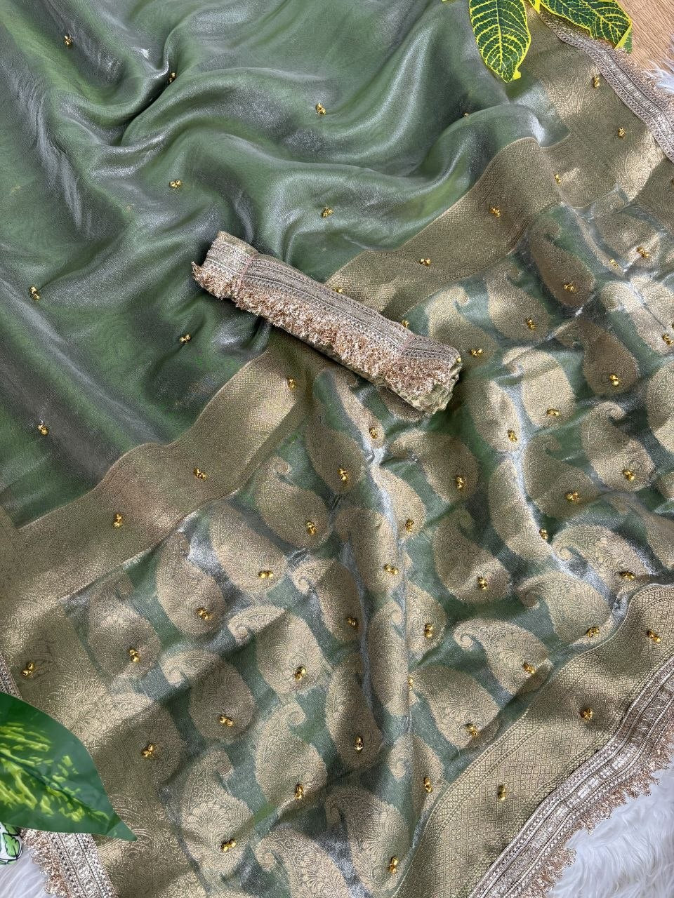 Suche jemanden für einen schönen Sari in der gleichen Farbe