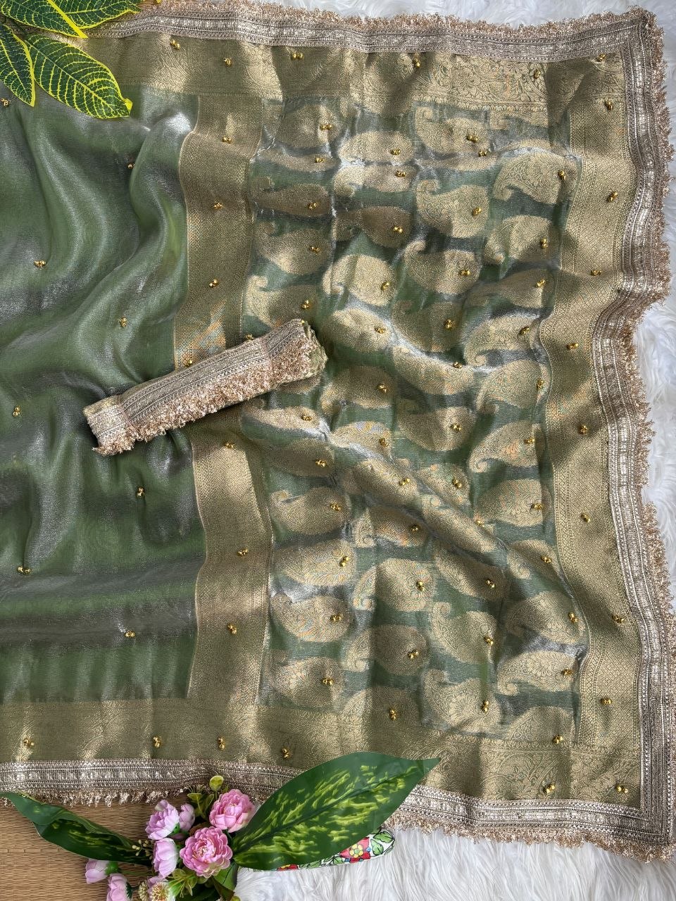 Suche jemanden für einen schönen Sari in der gleichen Farbe