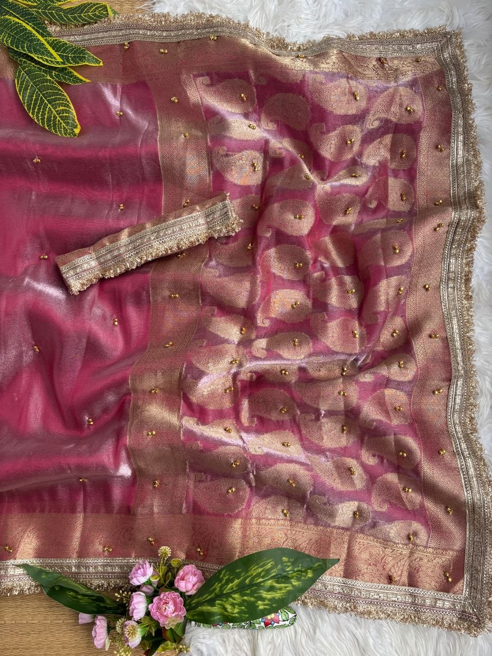 Je recherche quelqu'un pour ce magnifique sari de la même couleur