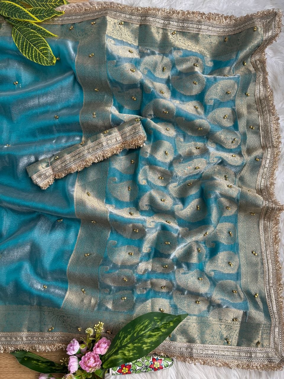 Suche jemanden für einen schönen Sari in der gleichen Farbe