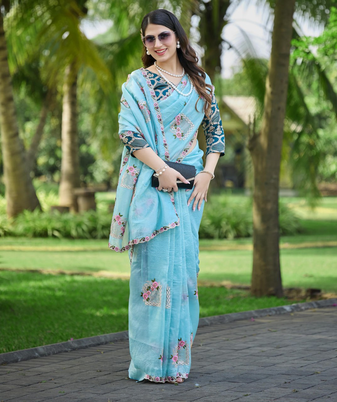 Suche jemanden für einen schönen Sari in der gleichen Farbe