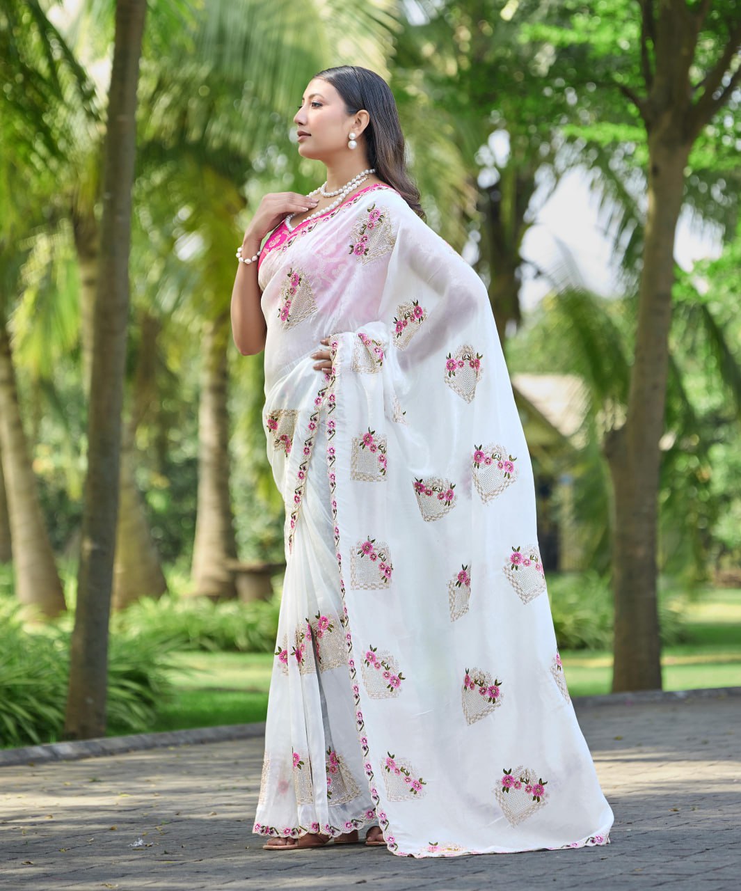 Suche jemanden für einen schönen Sari in der gleichen Farbe