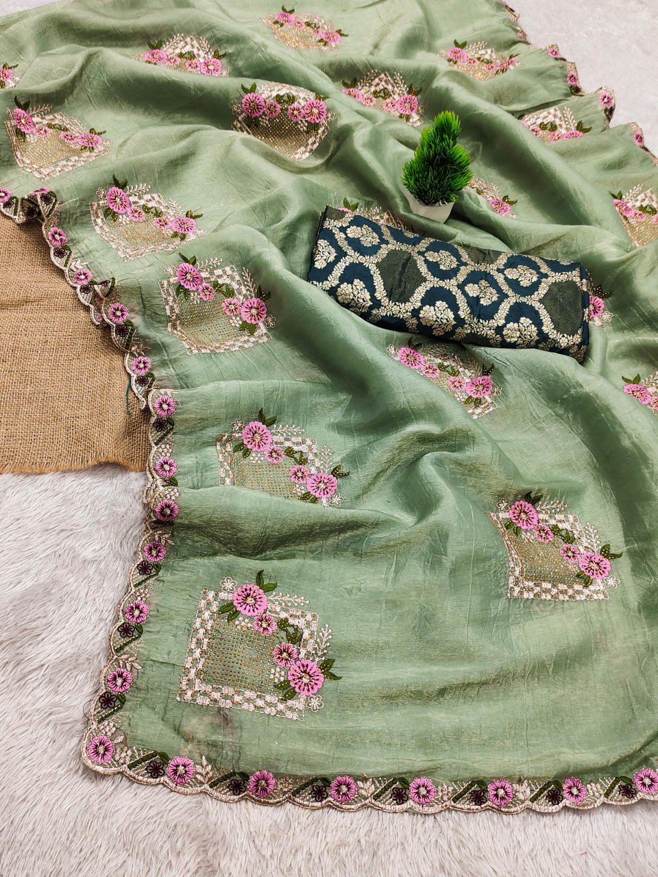 Suche jemanden für einen schönen Sari in der gleichen Farbe