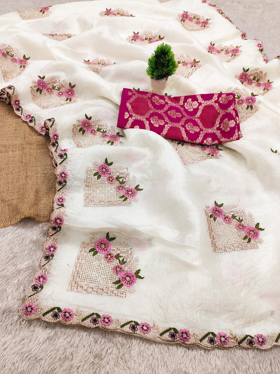 Suche jemanden für einen schönen Sari in der gleichen Farbe