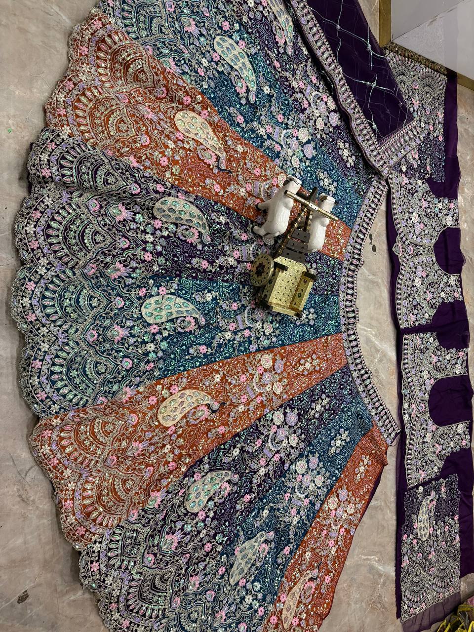 Soyez magnifique dans ce magnifique ensemble lehenga blanc cassé