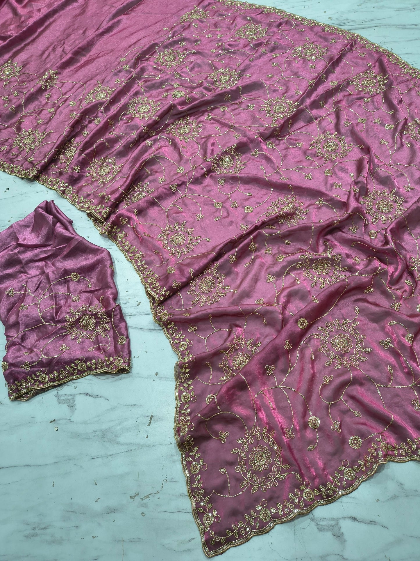 Suche jemanden für einen schönen Sari in der gleichen Farbe