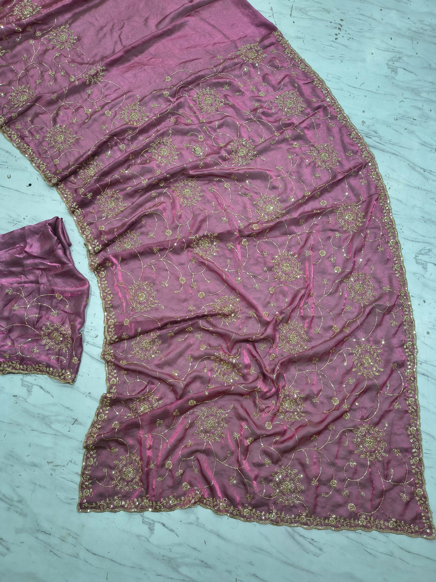 Suche jemanden für einen schönen Sari in der gleichen Farbe
