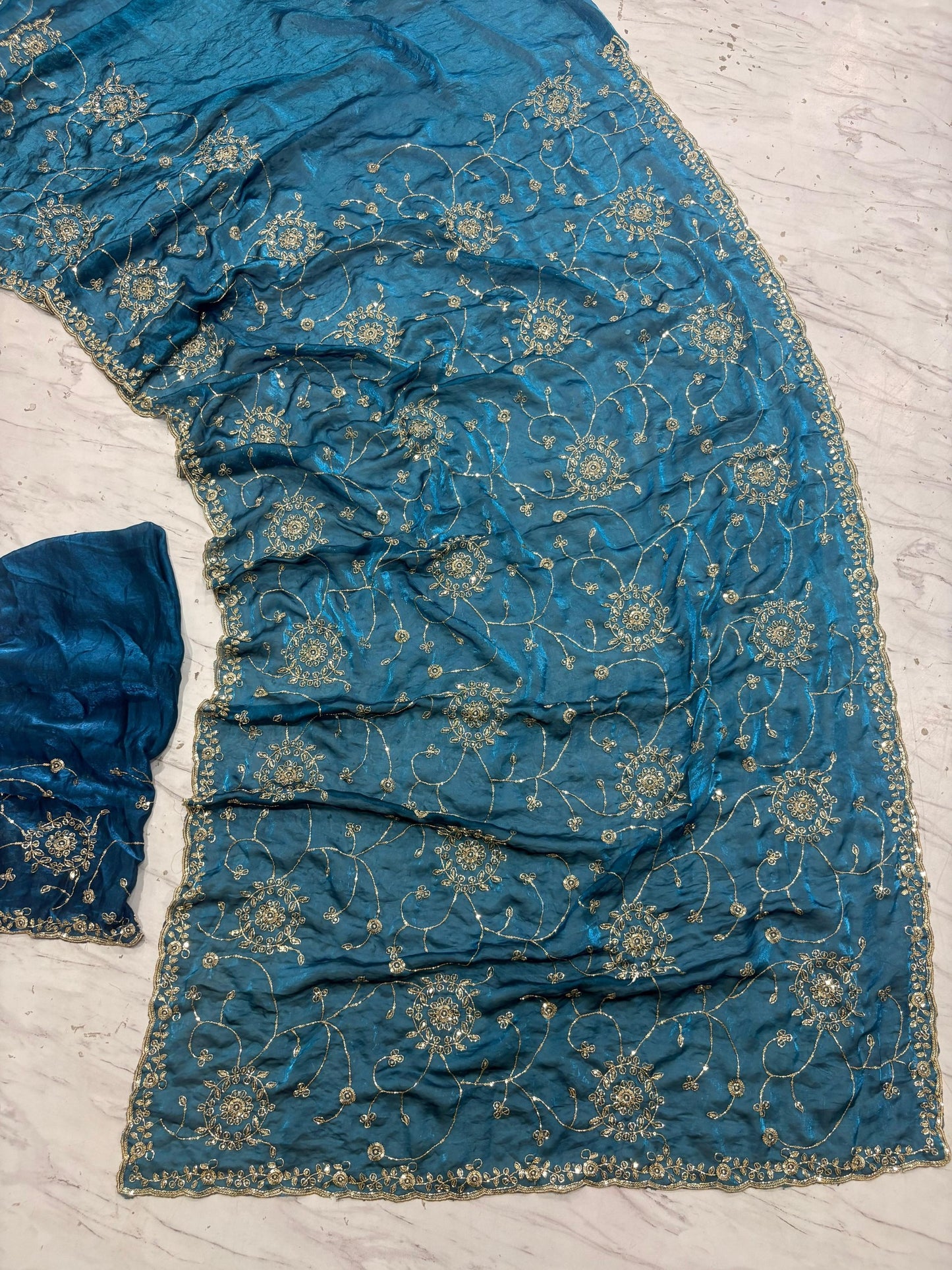 Suche jemanden für einen schönen Sari in der gleichen Farbe