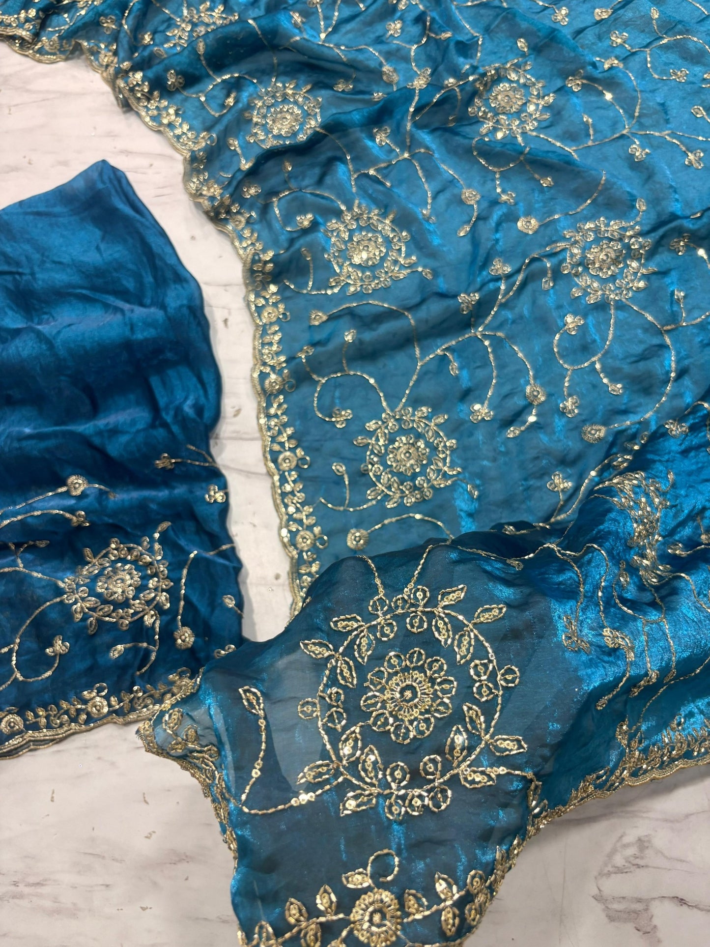 Suche jemanden für einen schönen Sari in der gleichen Farbe